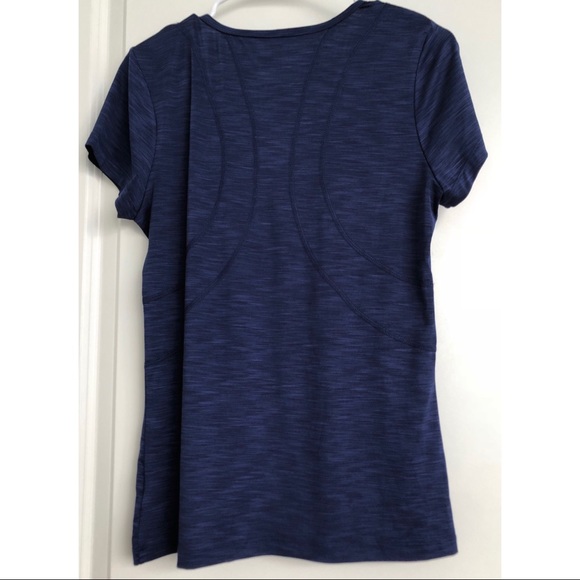 Reebok Women’s Navy Blue Workout Shirt Size Medium - Picture 4 of 5